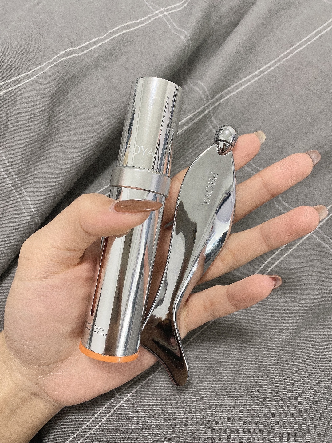 眼霜—Kerrykerry宝贝收到了，，，刚用肌肤嘟噜嘟噜的喝水，，，，用完之后脸明显变白了，，，很喜欢